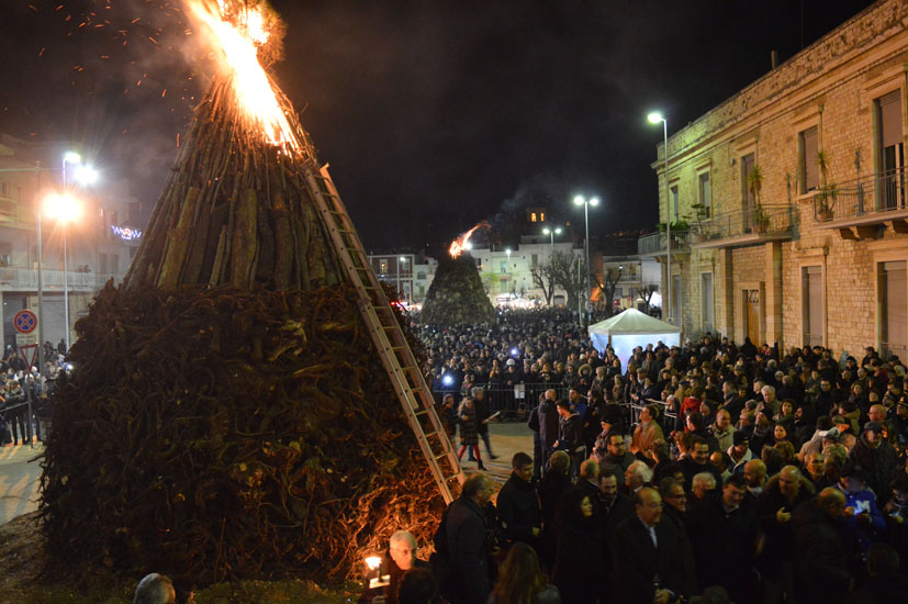 Natale nel Salento,  dai presepi di ceramica alla Notte dei Cento&nbsp;Falò