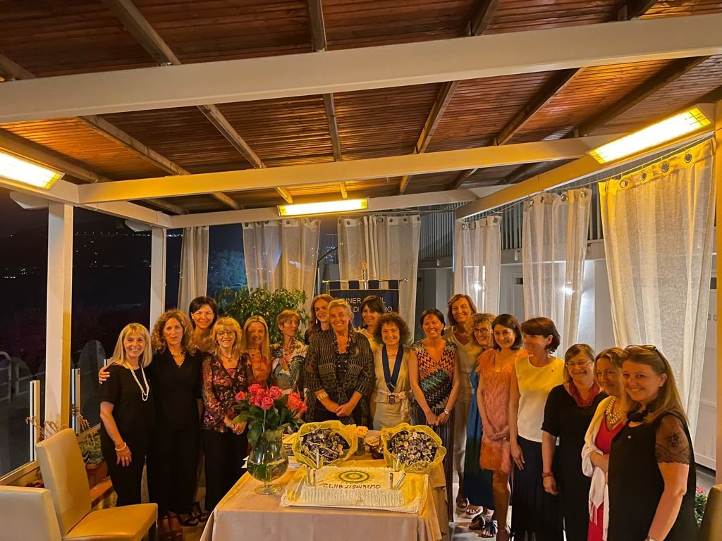 Passaggio del collare Inner Wheel Sanremo da Gabriella ad Anna. Buon nuovo anno sociale in&nbsp;amicizia!