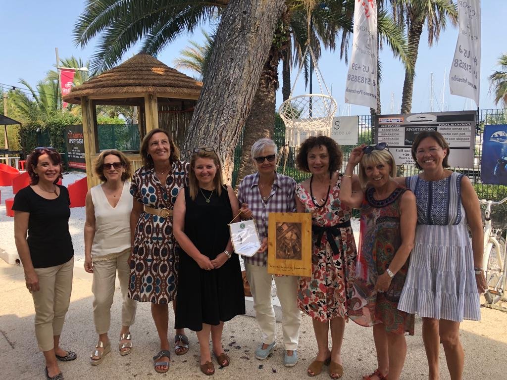 Inner Wheel Sanremo. Consegnate alla presidente del club, Anna Maria Jeraci Bio, le 50 incisioni dell’Accademia di Belle Arti, a fronte del service biennale avviato lo scorso anno, grazie all’interessamento della nostra socia arch. Sofia Tonegutti e alla prof.ssa Elena Venier&nbsp;Frontero