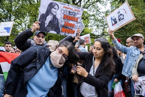 Il grido delle donne iraniane risveglia nel loro Paese nuove speranze di libertà. Ne parliamo con N.K., artista e poeta iraniano rifugiato politico in Italia dall’avvento dei dittatori islamici del&nbsp;1979