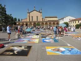 Incontri insoliti alle Veline di Broglie. L’artista di strada, la madonnara, e il papavero rosso&nbsp;sangue