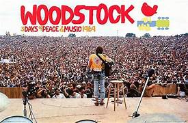 Andiamo a Woodstock a sballare di musica rock. Balliamo nudi nel bosco. Capelli sciolti e gonnellona a fiori. Non ce ne importa più niente. Vogliamo fare gli&nbsp;hippies!