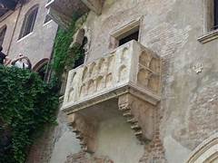 Verona, sotto il balcone di Giulietta con&nbsp;Romeo