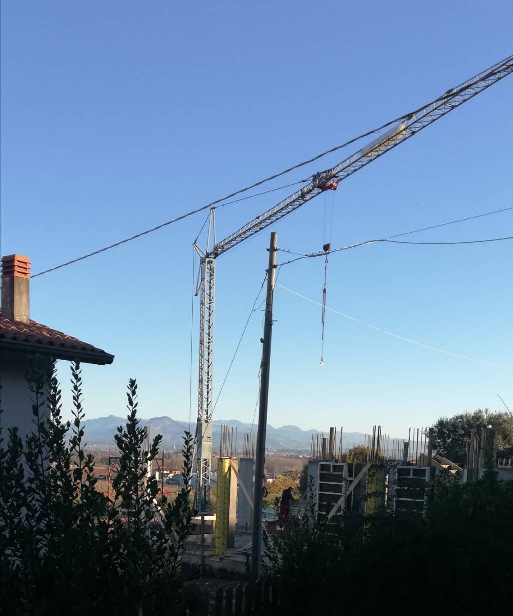 Peschiera del Garda come Sanremo. “La speculazione edilizia”, il romanzo di Italo Calvino è più attuale che mai anche sul Benaco, dove si moltiplicano i cantieri  in zone vocate all’agricoltura e ai vigneti del Lugana. A rischio gli ultimi respiri della&nbsp;natura.