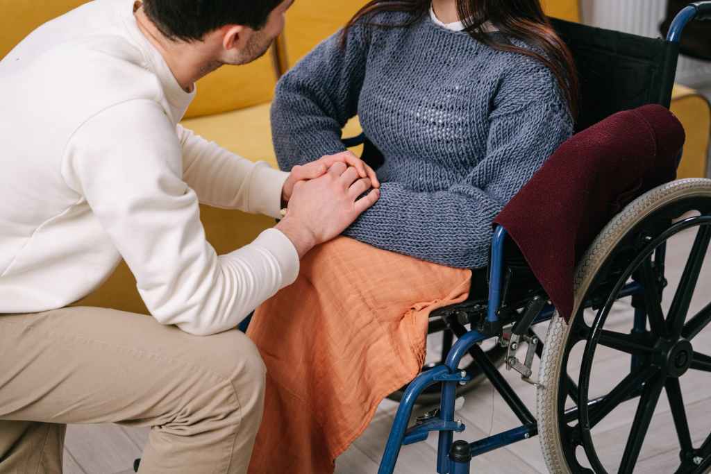 Famiglia e disabilità. Una situazione di emergenza, fatica, dolore sconosciuta ai più. Servono interventi legislativi anche per le mamme&nbsp;caregiver