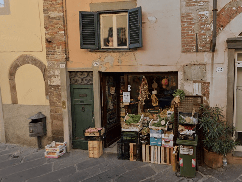 Botteghe destinate a soccombere sotto la scure della burocrazia e dei grandi centri commerciali. La storia di Giampiero, verduraio di&nbsp;Lucca