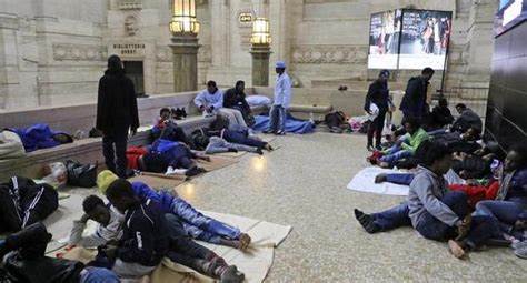 Stazioni, anzi, campeggio per migranti! Su alcune tratte ferroviarie e in metro bande di ladri spadroneggiano e la polizia ferroviaria non può intervenire. Sempre più a rischio i viaggiatori sui mezzi&nbsp;pubblici