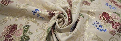 Trama e Ordito fanno pensare a un’opera di tessitura. Ma il tessuto sociale attuale non è un prezioso broccato bensì una logora tela strappata e insanguinata. Licenziamo i politici nostri dipendenti truffaldini e incompetenti che ci ricattano con dpcm e dittatura. Viviamo la libertà col coraggio di scegliere non di&nbsp;subire!