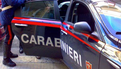 Una giovane coppia di Chieti indigente, lei incinta, stava soccombendo per la fame quando è stata soccorsa dai carabinieri. Lo Stato dovrebbe provvedere al benessere  dei suoi cittadini ma evidentemente è troppo occupato a spendere i nostri soldi per mantenere in albergo e con “l’argent de poche” migliaia di nullafacenti clandestini che arrivano da altri&nbsp;paesi