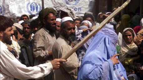 Afghanistan – Un anno fa gli USA si accordarono con i talebani  abbandonando la popolazione afghana in mani oscurantiste ed assassine. Specialmente le donne vennero private del diritto di esistere come&nbsp;persone