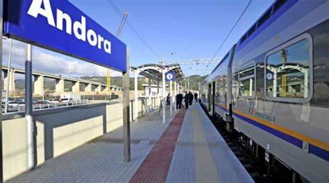 Liguria, raddoppio della ferrovia da Finale ad Andora, se ne parla da cento anni ma resta ancora un sogno. Eviterebbe lunghe code in autostrada per il trasporto delle merci. Un incubo ricorrente, invece, rimane quello dell’inutile e dispendioso ponte sullo Stretto di Messina, riproposto dall’attuale governo