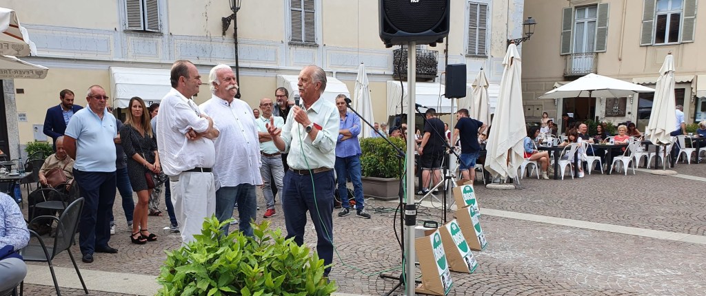 Il camper federalista di Pier Luigi Torielli alla conquista di Acqui per la lista “Con Bosio”, di Bernardino Bosio. Presentati, dopo i relativi interventi di Leoni e Brigandì, anche i candidati consiglieri. In mattinata visita di Bosio e Leoni all’aeroclub Albatros