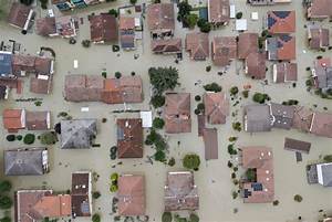 Alluvioni e straripamenti. La Romagna ora in ginocchio come prima altri territori. Di chi sono le responsabilità? Le amministrazioni si nascondono dietro cambiamenti climatici e atmosferici ma, la colpa è dei politici, che non fanno regolarmente manutenzione negli alvei, e puniscono, con multe, il privato che osa, magari, riparare una buca sulla&nbsp;strada…