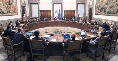 Il CDM si adegua allo spirito populista dei passati governi. Oggi si è parlato di affari dell’accoglienza: il cosiddetto business dell’immigrazione…