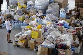 Guerra e dintorni. Quando gli aiuti umanitari diventano arma di guerra. La speculazione non si ferma nel regno di Draghistan. Si passa dal “donate beni non deperibili” al “donate soldi”. Qualcuno infatti ha già indicato il proprio iban personale! Mentre tra le scatolette l’industria bellica nasconde le&nbsp;armi