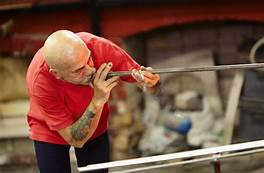 Murano, bollette salate come il mare. A rischio l’antica arte del vetro soffiato a&nbsp;bocca