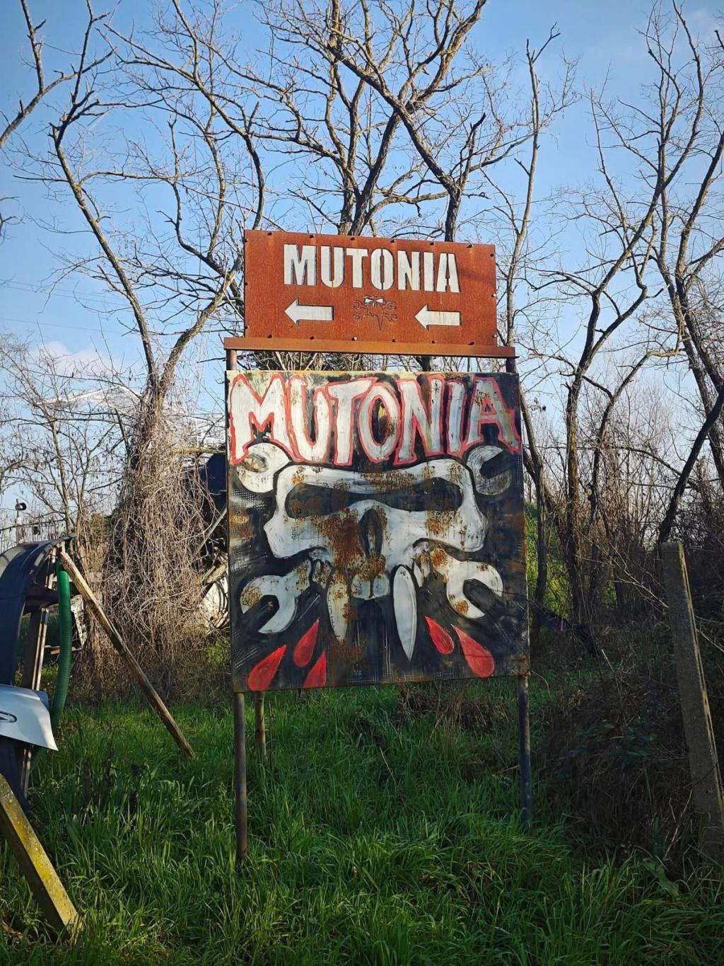 MUTONIA, la Mad Max della Romagna. I “Mutoid”, trasformano i rifiuti in opere d’arte. Ordinanze di sgombero minacciano il villaggio degli artisti&nbsp;visionari