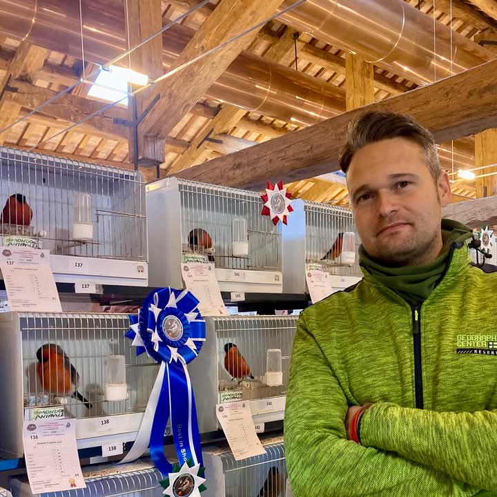 Davide Lonardi, ornitologo, allevatore, professionista dei giardini, pluripremiato per i suoi meravigliosi ciuffolotti, campioni di bellezza. Una storia a&nbsp;colori