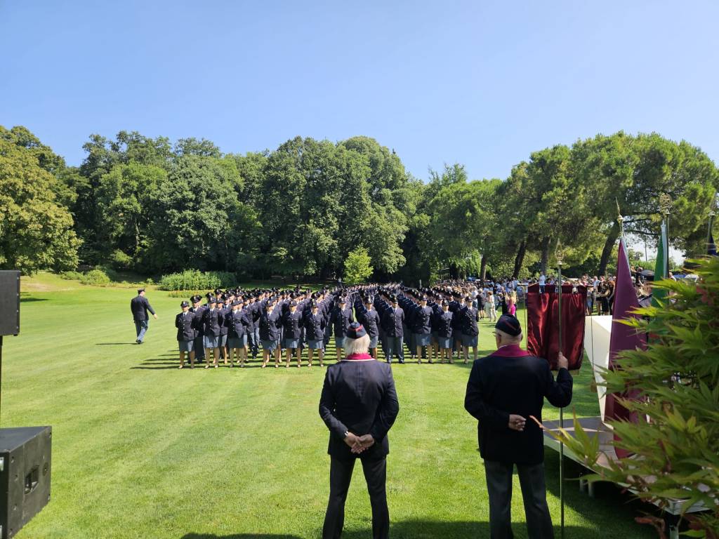 Domani, venerdì 20 giugno, in piazza Ferdinando di Savoia a Peschiera del Garda, il giuramento degli allievi agenti della scuola di Polizia che ieri, al Parco Sigurtà di Valeggio, hanno ricevuto gli&nbsp;alamari