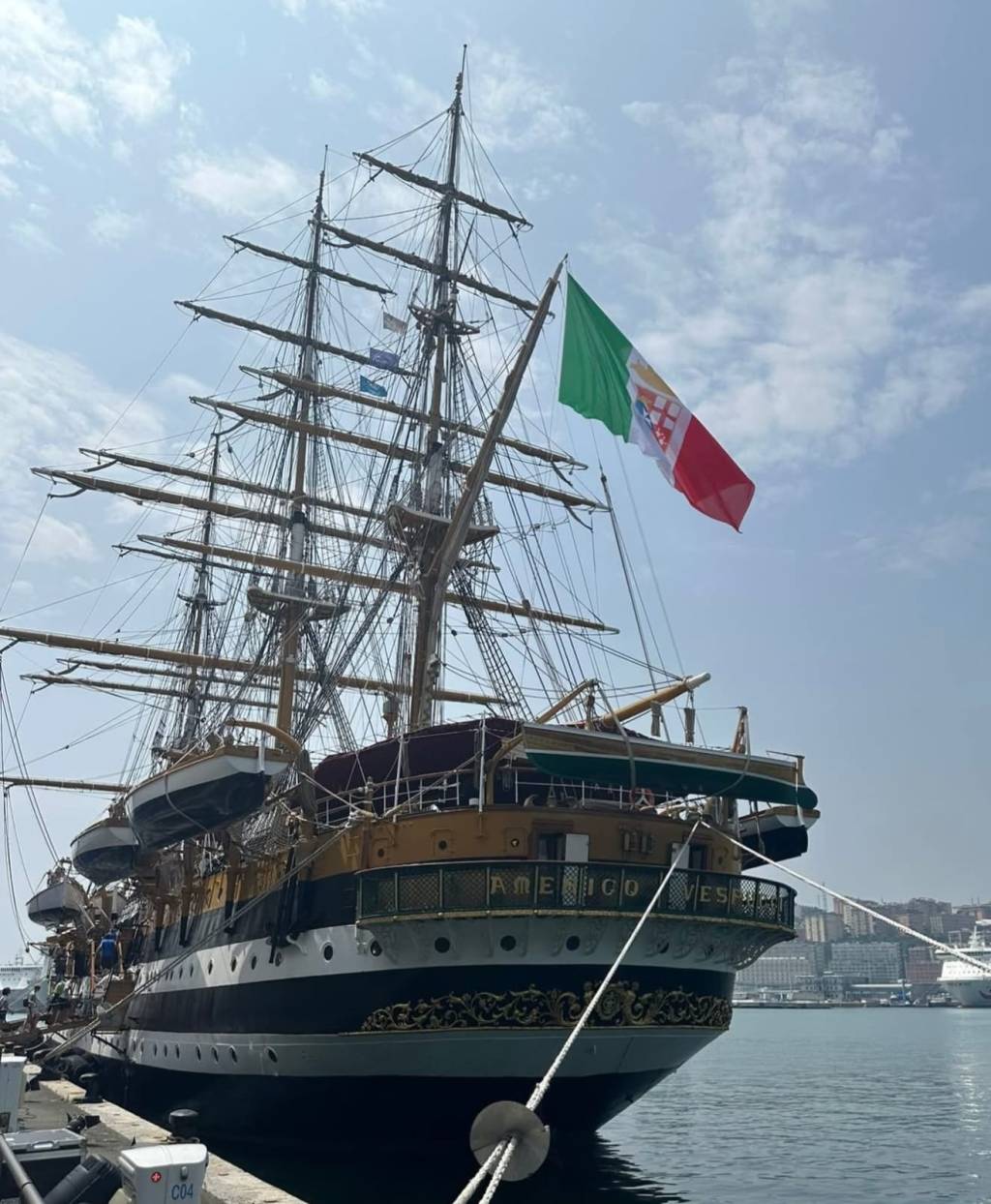Un giorno speciale sul veliero Amerigo Vespucci,  approdato a Genova dopo aver portato, nei cinque continenti, l’orgoglio del nostro Paese, cultura, arte, musica, eno gastronomia…