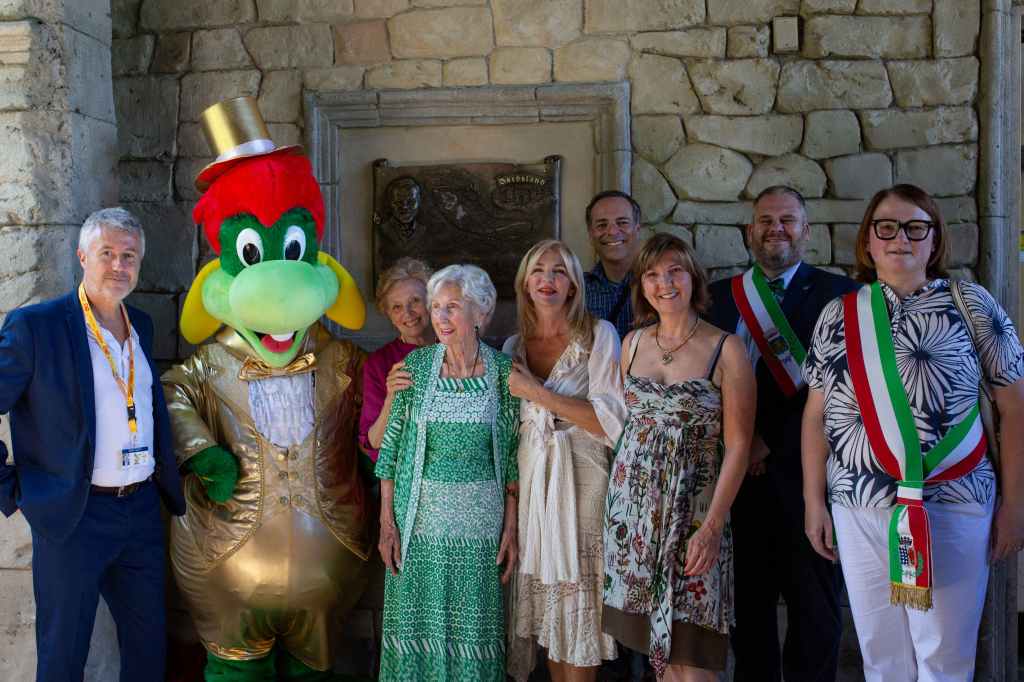 GARDALAND e i suoi 50 anni. Oggi una giornata dedicata ai  protagonisti che l’hanno resa famosa. 
Inaugura la targa in memoria di Livio Furini, fondatore del&nbsp;Parco