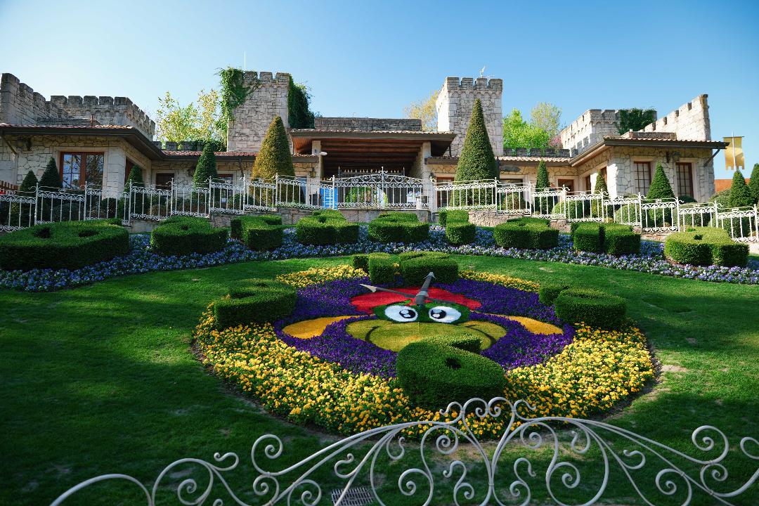 Gardaland, il parco dei divertimenti fondato da Livio Furini nel 1975 ...