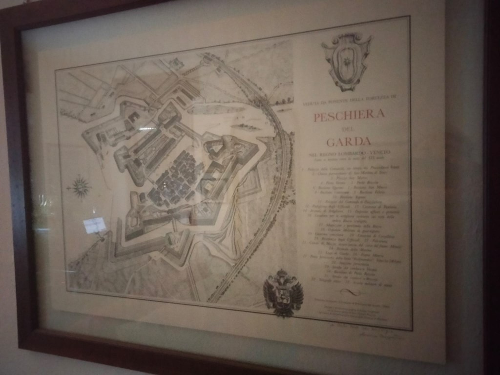 La “Caserma Francesco I” di Peschiera, attuale sede della Scuola di Polizia, fu il primo edificio costruito dagli austriaci, quando si impossessarono del territorio, dopo il Congresso di&nbsp;Vienna