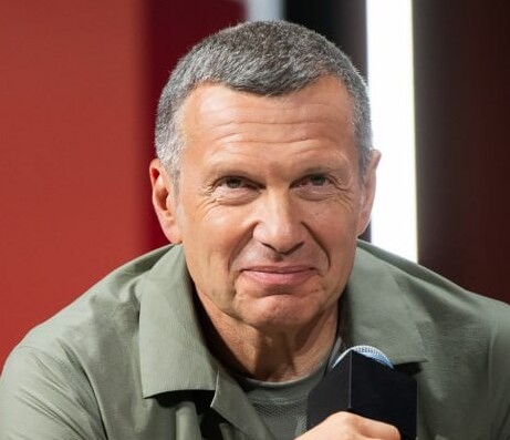 Si propone il Nobel per la comunicazione al giornalista Vladimir  Solovyiov per il suo intervento sulla “donuccia cativa”. Ilare, incontenibile, inarrivabile, riscrive la storia delle&nbsp;imprecazioni